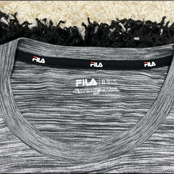 NWT Men’s Size X-Large Fila Short Sleeve Quick Dry Logo Print Tee In Grey - Picture 7 of 9